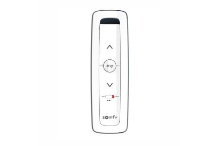 Deze Somfy handzender Situo 1 A/M IO wordt gebruikt voor het bedienen van een zonwering met een Somfy IO motor, en met de Auto/ manu knop kan de zonfunctie aan- en uit worden geschakeld.